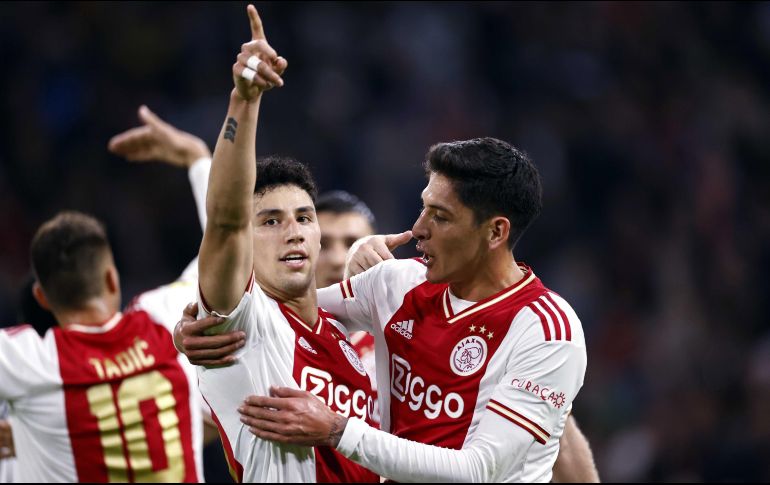 Después de su primera anotación con el cuadro de Países Bajos, Jorge Sánchez recibió un fuerte abrazo de su compañero y amigo, Edson Álvarez, quien ha sido pieza importante en su adaptación al balompié europeo. EFE / M. Van Steen