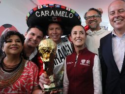 El Trofeo Original de la Copa Mundial de la FIFA, que inicia su gira por el país en la Ciudad de México. ESPECIAL