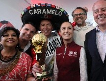 El Trofeo Original de la Copa Mundial de la FIFA, que inicia su gira por el país en la Ciudad de México. ESPECIAL