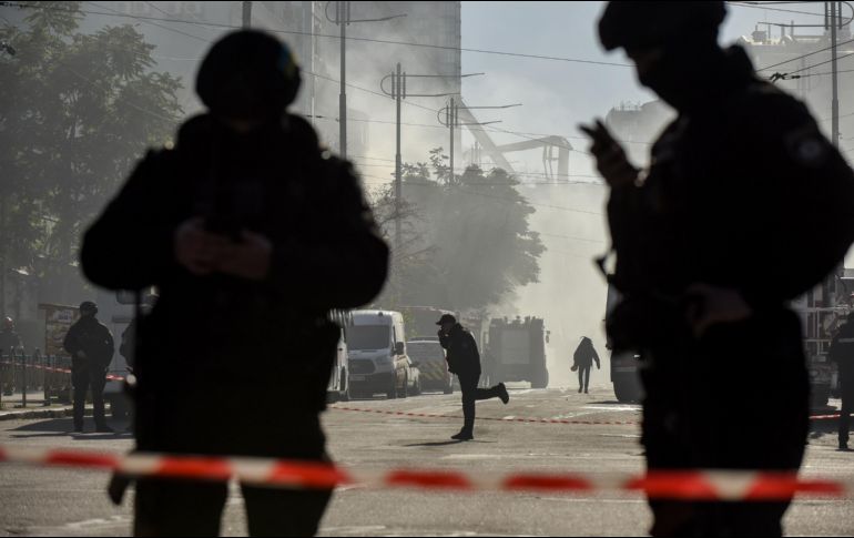 La primera víctima mortal en ser hallada fue una mujer de 34 años que pereció en su vivienda en el barrio de Shevchenkivskyi y que, según informaron luego medios ucranianos, estaba embarazada de seis meses. EFE / O. Petrasyuk