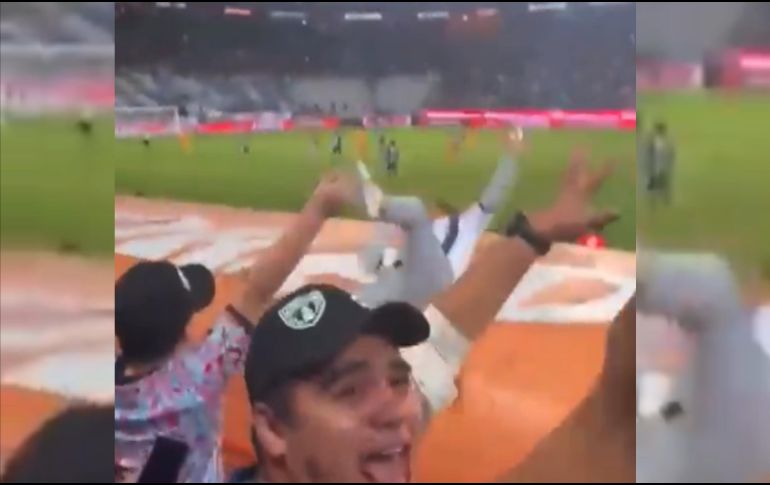 En imágenes que se volvieron virales en redes sociales, se puede ver el momento exacto en el que un aficionado tira sobre las bancas, que por el peso y fuerza se rompen. TWITTER