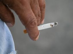 La penalización por combinar cigarro y volante, que con los ajustes será sólo para choferes del transporte público, será de 96.22 pesos a 481.1 pesos. EL INFORMADOR / ARCHIVO
