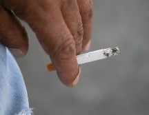 La penalización por combinar cigarro y volante, que con los ajustes será sólo para choferes del transporte público, será de 96.22 pesos a 481.1 pesos. EL INFORMADOR / ARCHIVO