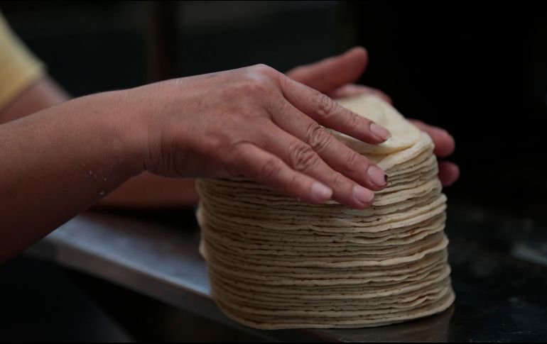 Sheffield dice que el precio del kilo de tortilla está en 21.50 pesos desde hace tres semanas, en promedio nacional para tortillerías, y en 13 pesos en supermercados. EL INFORMADOR / ARCHIVO