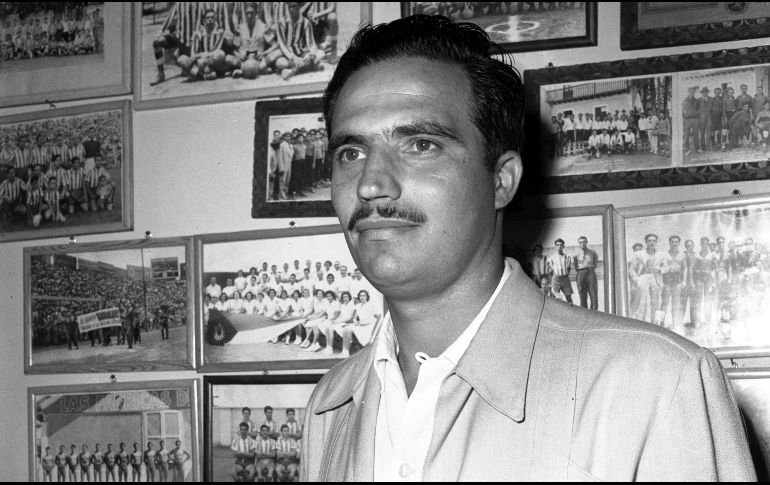 Las Chivas ganaron cinco campeonatos de liga bajo las órdenes de Javier de la Torre. EL INFORMADOR/Archivo