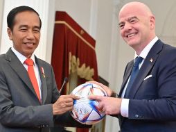 Gianni Infantino (D) se comprometió hoy a ayudar a la transformación del futbol indonesio para mejorar la seguridad, tras su reunión en el palacio presidencial. AFP / A. Berry