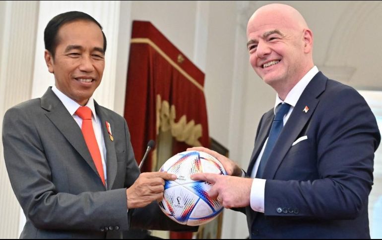 Gianni Infantino (D) se comprometió hoy a ayudar a la transformación del futbol indonesio para mejorar la seguridad, tras su reunión en el palacio presidencial. AFP / A. Berry