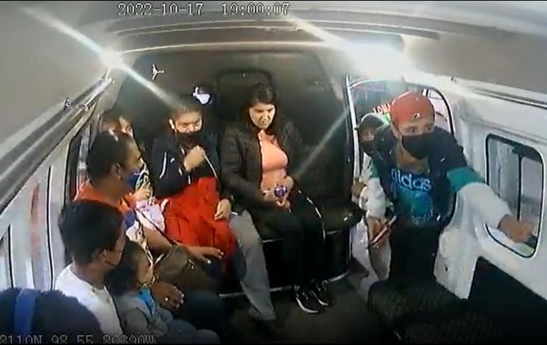 Los asaltante ignoraron a la usuaria mientras les pedía que la dejarán sacar sus fotos. FACEBOOK/J. Martínez