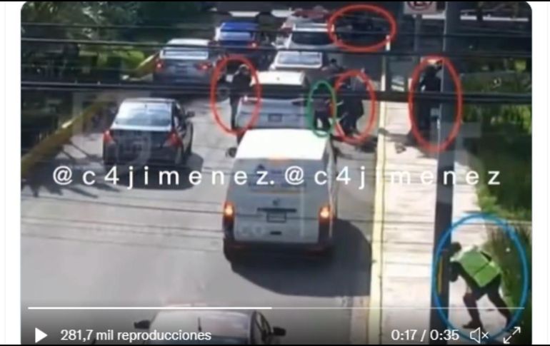 El policía capitalino esquiva las balas y se protege, mientras que los delincuentes huyen. ESPECIAL.