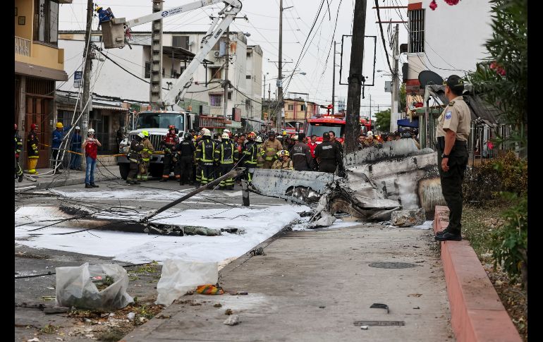 La avioneta estalló al impactarse en el parque del barrio La Alborada. EFE/J. Miranda