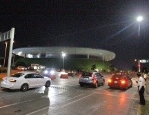 Cerca de las 19:40 horas la movilidad de los asistentes en automotores comenzó a complicarse, tiempo que estaba programado que saliera la banda de rock mexicana telonera, Molotov. EL INFORMADOR / A. Camacho