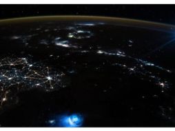 Se trató de una imagen que documentó el momento en que tuvo lugar el destello de un relámpago y la luz de la Luna. ESPECIAL.