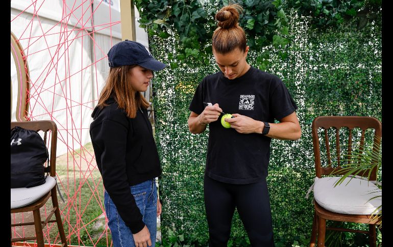 Constanza Espinoza y la tenista María Sakkari. ESPECIAL