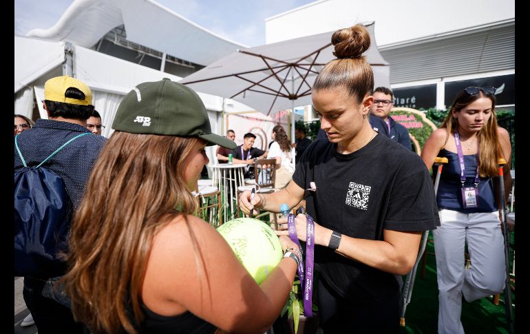 Mara Martínez y la tenista María Sakkari. ESPECIAL