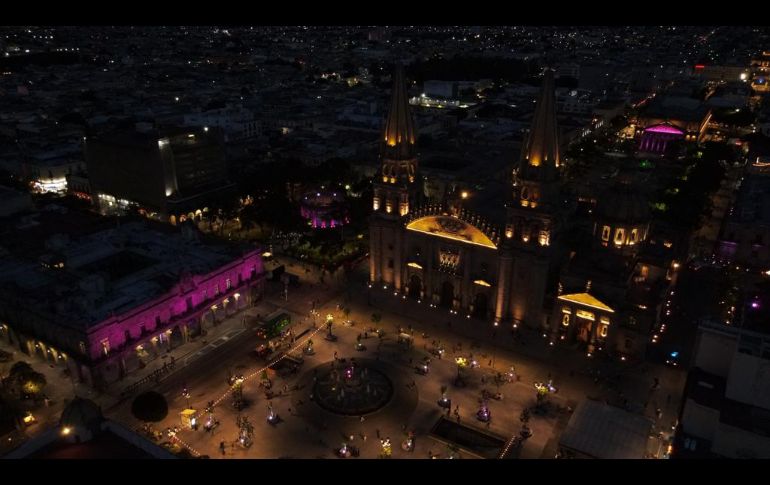 La Rotonda de los Jaliscienses ilustres y otros monumentos fueron iluminados de rosa por la lucha contra el cáncer de mama. EL INFORMADOR/ A. Navarro