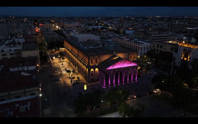 La Rotonda de los Jaliscienses ilustres y otros monumentos fueron iluminados de rosa por la lucha contra el cáncer de mama. EL INFORMADOR/ A. Navarro
