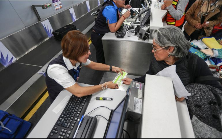 Pretenden reactivar programas para que la gente de la tercera edad viaje a Estados Unidos para ver a sus parientes. EL INFORMADOR/Archivo