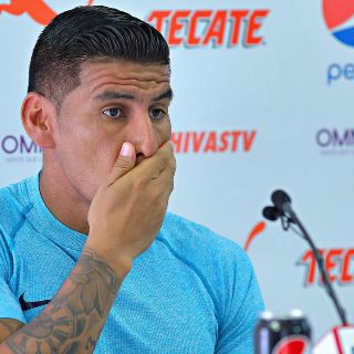 "El que se sube, se pasea", dice Carlos Salcido a Néstor de la Torre