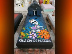 Finalmente, el hombre escribe la frase 