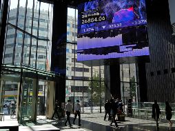 Por sectores, las empresas de servicios públicos cedieron un 2.51 %, las industriales un 1.91 % y las de bienes no esenciales un 1.74 por ciento. EFE/F. Robichon