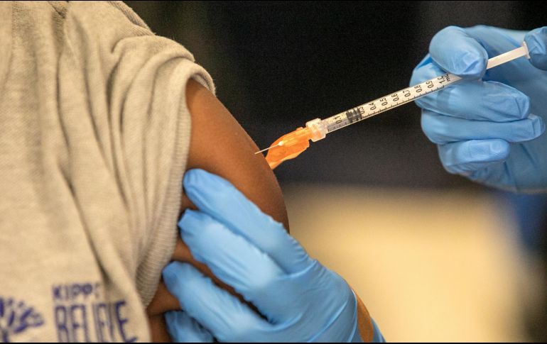 En un principio, las vacunas contra el COVID-19 se aprobaron bajo medidas de autorización de emergencia a partir de finales de 2020. AP/ARCHIVO