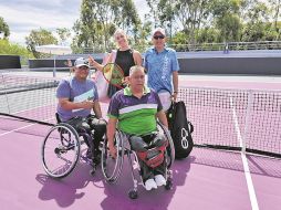 Gabriela Dabrowski (a la izquierda, de pie con raqueta en mano) valoró el aprendizaje que le dejó jugar tenis adaptado. ESPECIAL