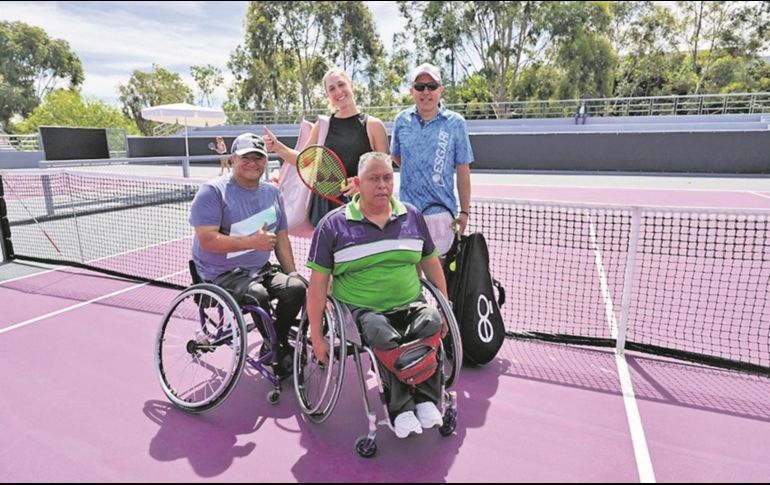 Gabriela Dabrowski (a la izquierda, de pie con raqueta en mano) valoró el aprendizaje que le dejó jugar tenis adaptado. ESPECIAL