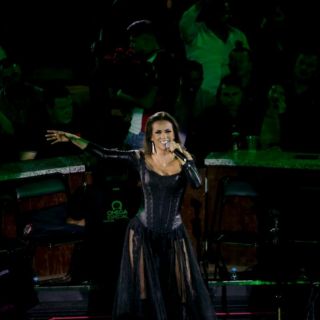 Edith Márquez tiene noche dorada en el palenque de las Fiestas de Octubre