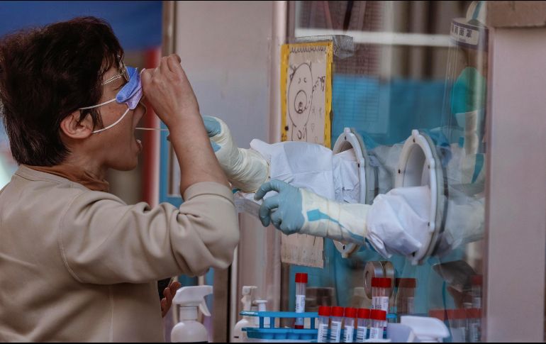 La Secretaría de Salud señaló que los casos de COVID-19 en el país llevan 14 semanas a la baja. EFE/A. Plavevski