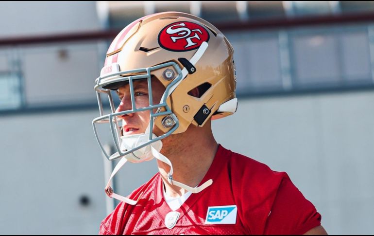 Christian McCaffrey entrenó ayer por primera vez con el equipo de San Francisco, que mañana enfrenta a Kansas City. TWITTER/49ers
