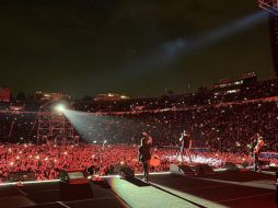 El concierto comenzó poco antes de las 21:00 horas y durante los primeros 20 minutos se veía un recinto a medio llenar. Ya pasado ese tiempo y para el final del concierto eran solo algunos los asientos vacíos. TWITTER / @gunsnroses