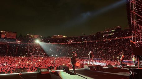 El concierto comenzó poco antes de las 21:00 horas y durante los primeros 20 minutos se veía un recinto a medio llenar. Ya pasado ese tiempo y para el final del concierto eran solo algunos los asientos vacíos. TWITTER / @gunsnroses