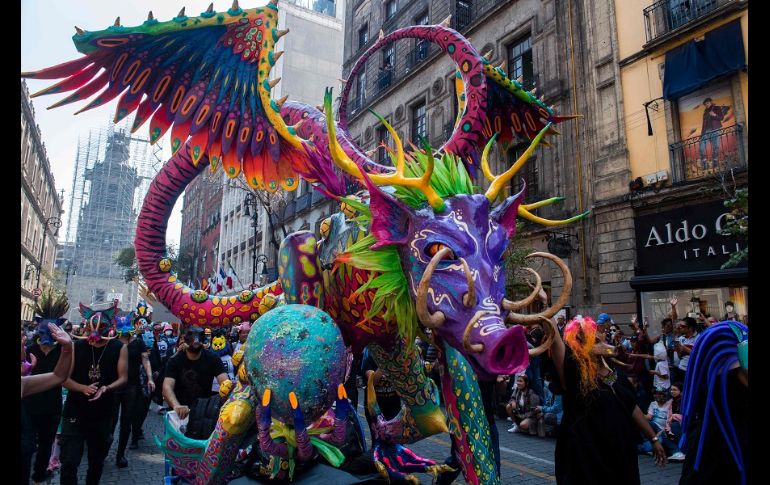 El recorrido inició en el Zócalo capitalino y transcurrió por las avenidas 5 de Mayo, Juárez y Paseo de la Reforma. AFP/C. Cruz