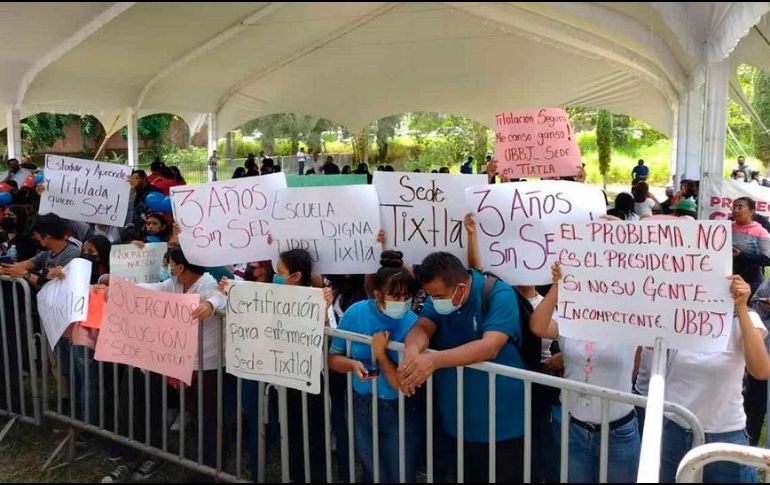 Durante la gira de López Obrador por Guerrero, personal médico se manifestó para exigir mejores condiciones laborales. SUN