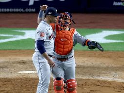 Bryan Abreu y Christian Vázquez terminaron la blanqueada a los Yankees y están a una victoria de la Serie Mundial. AFP/A. Bello
