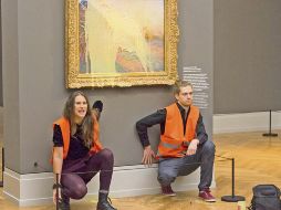 Dos activistas arrojaron puré de papas al cuadro titulado “Les Meules”. AP