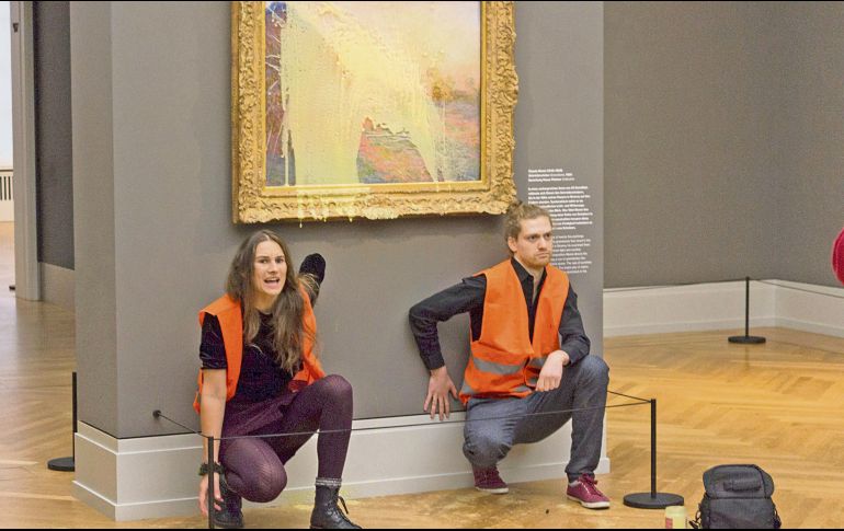 Dos activistas arrojaron puré de papas al cuadro titulado “Les Meules”. AP