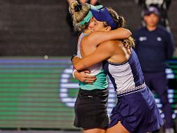 Storm Sanders (izquierda) y Luisa Stefani brindaron un auténtico espectáculo en la disputa por el título de dobles del GDL Open AKRON. ESPECIAL