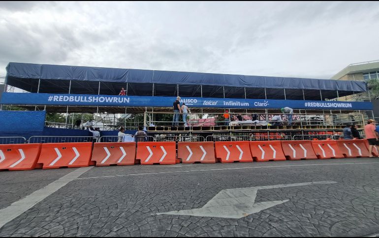 Desde el domingo a las 14:00 horas se retomaron las maniobras de montaje en los contornos de la Glorieta Minerva. EL INFORMADOR / C. Zepeda