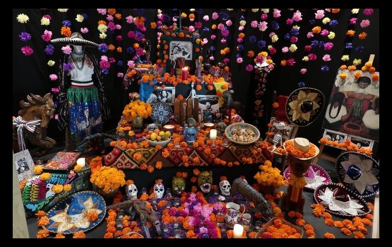 Para el 2 de noviembre, las almas llegan para degustar todas las ofrendas que les fueron colocadas en el altar, varias personas se quedan todo el día y la noche del Día de Muertos acompañando a sus difuntos. EFE / ARCHIVO