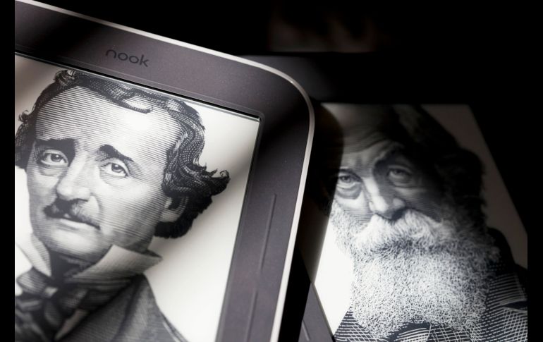 Los retratos de Edgar Allan Poe y Walt Whitman se muestran en las pantallas de inicio. REUTERS