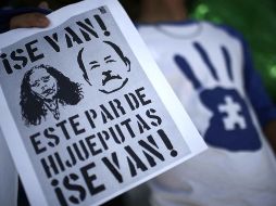 Un manifestante muestra un cartel con las imágenes del presidente nicaragüense, Daniel Ortega, y su esposa Rosario Murillo, durante una manifestación en Costa Rica. EFE/ARCHIVO