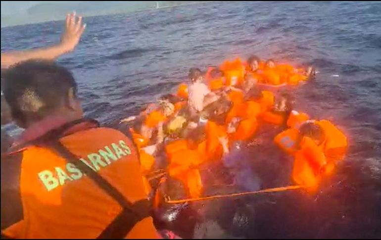 Rescatistas de la Agencia de Búsqueda y Rescate de Kupang y embarcaciones cercanas rescataron a 226 sobrevivientes. EFE/BASARNAS