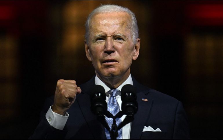 El demócrata de 79 años, que tuvo COVID-19 hace tres meses, recibió una segunda dosis de refuerzo a finales de marzo. AFP / ARCHIVO