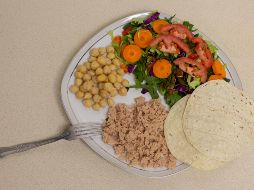 Pescados aceitosos, como sardinas y salmón; todos los vegetales, especialmente los de hojas verdes, ejotes y calabazas y todas las frutas, especialmente los cítricos y las bayas; son alimentos recomendados para bajar triglicéridos. NTX / ARCHIVO