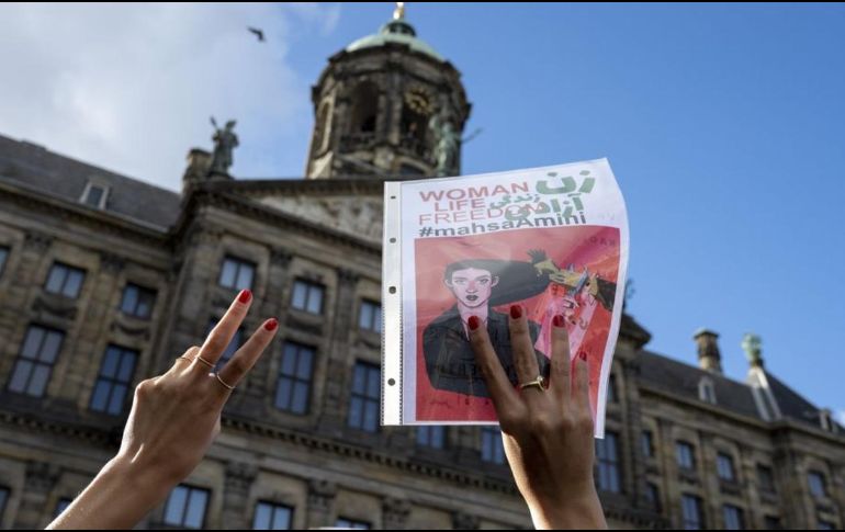 De acuerdo con el ministerio de Educación, se produjo una disputa entre las estudiantes, sus padres y el personal de la escuela, luego de que el director les ordenara entregar sus teléfonos móviles para controlarlos. ESPECIAL/ ANP