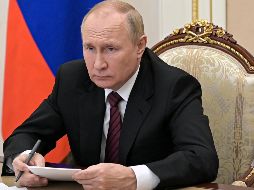 Putin llama a reducir los trámites burocráticos que retrasan el abastecimiento de los equipos a los rusos que combaten en el país vecino. AP / A. Babushkin / Sputnik