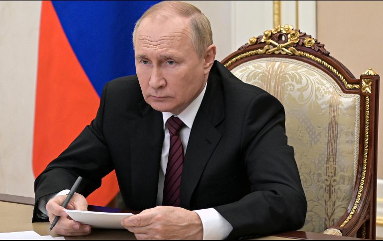 Putin llama a reducir los trámites burocráticos que retrasan el abastecimiento de los equipos a los rusos que combaten en el país vecino. AP / A. Babushkin / Sputnik