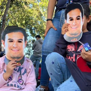 Niñas y niños faltan a la escuela para ver correr a "Checo" Pérez