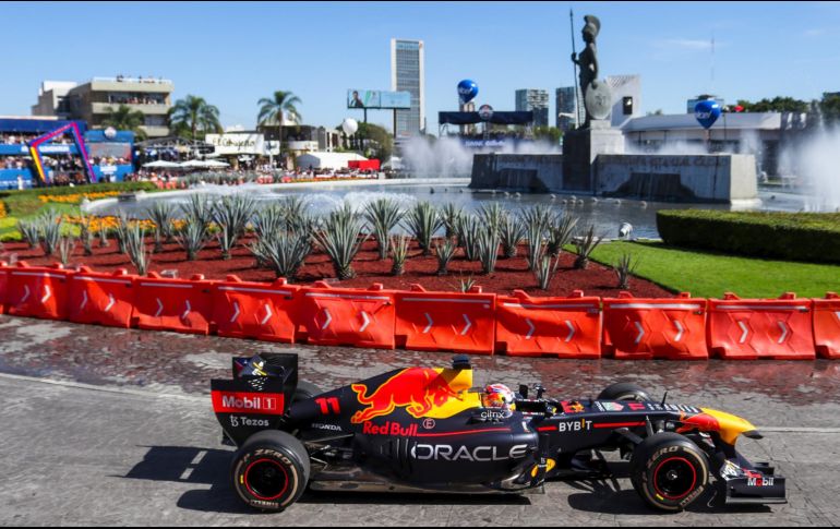 Entre vítores y aplausos, 